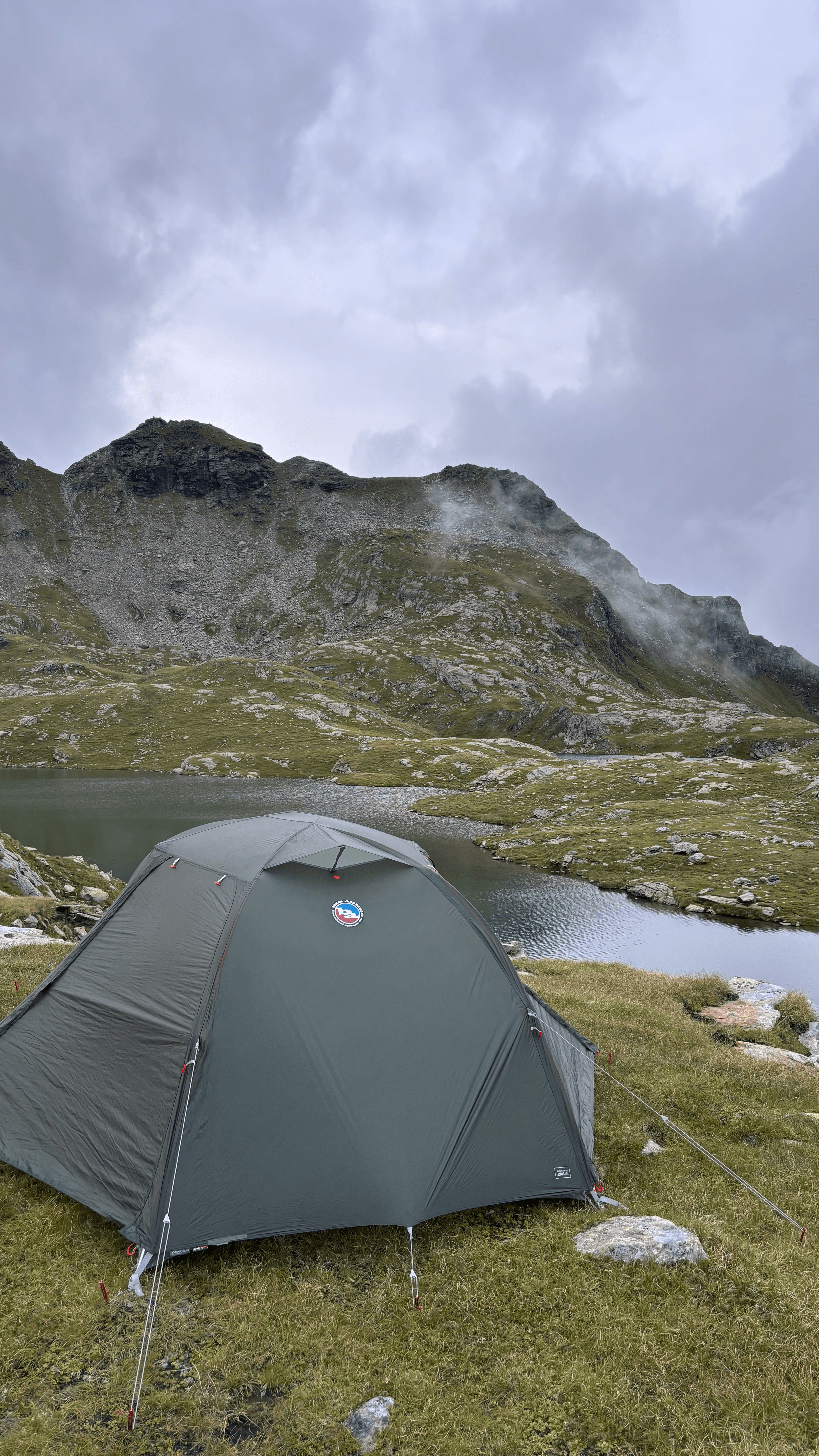 Zelt in der Natur abseits der Touristenpfade